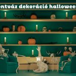 Zöld szoba halloween dekorációval: polcon halloween tökök, koponyák, gyertyák, két fotelben csontvázak, mögöttük kísértetek