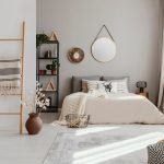 Harmonikusan berendezett, neutrális színvilágú hálószoba