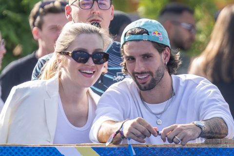 Szoboszlai Dominik zöld sapkában és Buzsik Borka napszemüvegben