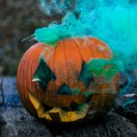 5. Az írek vitték Amerikába: A 19. században az éhínség elől Amerikába kivándorló ír és skót bevándorlók magukkal vitték a Samhain ünnepének hagyományait, ami az amerikai kultúrával keveredve fejlődött.