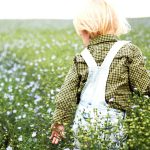 Kisgyerek a virágos réten