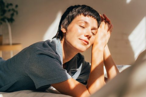 Nő élvezi a napsütést