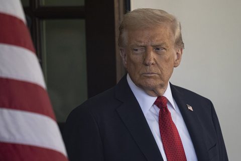 Sötétkék zakót és piros nyakkendőt visel a szúrós tekintetű Donald Trump