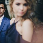 Férfi nézi a távolból a nőt.