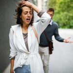 Egy pár veszekszik egymással az utcán