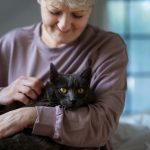 Egy néni egy fekete macskával