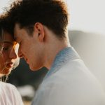 Férfi és nő romantikusan összeérinti homlokát.