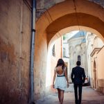 Egy pár sétál egymás mellett az utcán