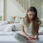 Duzzogó férfi hátat fordít az ágyban a nőnek