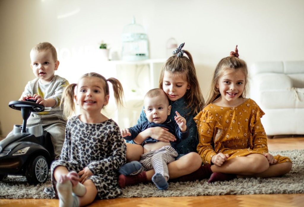 Öt lánytestvér ül a padlón