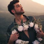 Hősszerelmes férfi rózsákkal