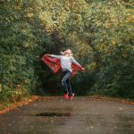 1. Superman, Supergirl: Az idei új Superman, valamint a jövőre érkező Supergirl-film hatására idén rengetegen öltenek majd szuperhősjelmezt. A Supergirl-jelmezhez szerezz be kék bodyt, egy piros szoknyát, csizmát és piros köpenyt, amit akár egy sálból és egy vékony takaróból is elkészíthetsz. Vegyél elő hozzá egy övet, és fesd vagy ragaszd fel az „S” betűt a felsőre.