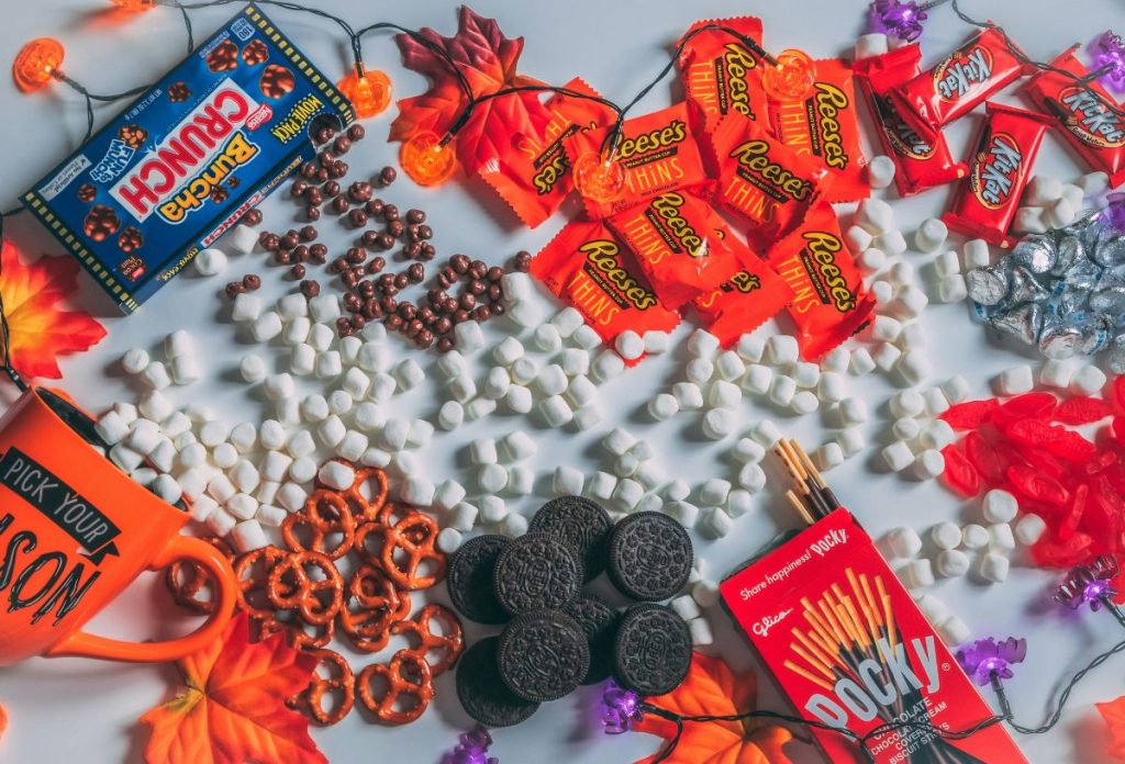Halloween édességek: Reeses csoki, mályvacukor, sósperec, Oreo keksz 