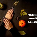 Halloween dekoráció között manikűrjét mutató női kéz
