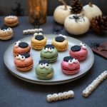 Macaronok halloween díszítéssel, gülüszemmel a tetejükön