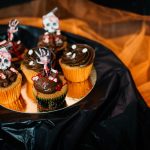 Halloween muffinok koponya és sírból kinyúló kéz dekorációval