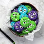 Zöld, lila és kék keksz gülüszem díszítéssel halloweenre