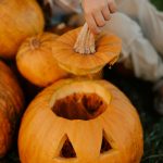 1. Ferdén vágd ki a fedelét: Ez egy fontos lépés. Ha egyenesen lefelé vágod, a fedél nagyobb valószínűséggel esik bele a töklámpásba. Ferdén vágd, hogy a fedél tökéletesen illeszkedjen a tetején.