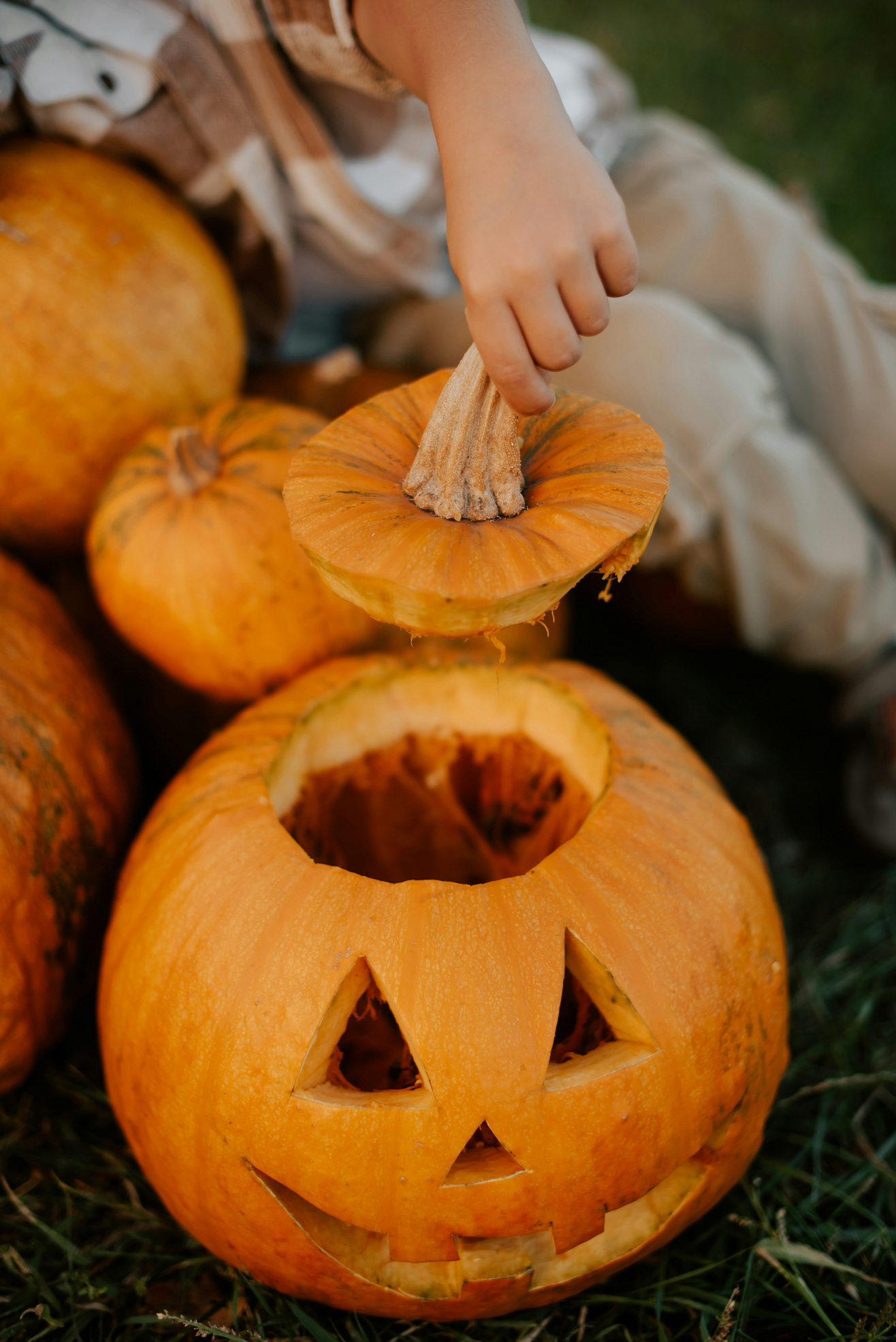1. Ferdén vágd ki a fedelét: Ez egy fontos lépés. Ha egyenesen lefelé vágod, a fedél nagyobb valószínűséggel esik bele a töklámpásba. Ferdén vágd, hogy a fedél tökéletesen illeszkedjen a tetején.