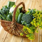 Leveles zöldek, cukkini, brokkoli fonott kosárban