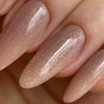 Púderszínű macskaszem manikűr