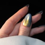 Sárgából szürkébe átmenetes macskaszem manikűr