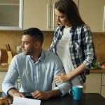 Szomorú férfit vigasztal a nő