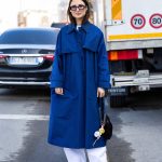 Modell tehénmintás őszi cipőben pózol