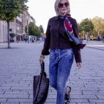 Modell tehénmintás cipőben vonul