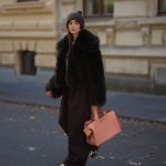 Modell tehénmintás őszi cipőben pózol