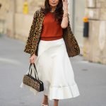 Modell tehénmintás őszi cipőben pózol