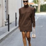 Modell tehénmintás őszi cipőben pózol