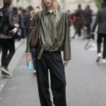 Modell tehénmintás őszi cipőben pózol