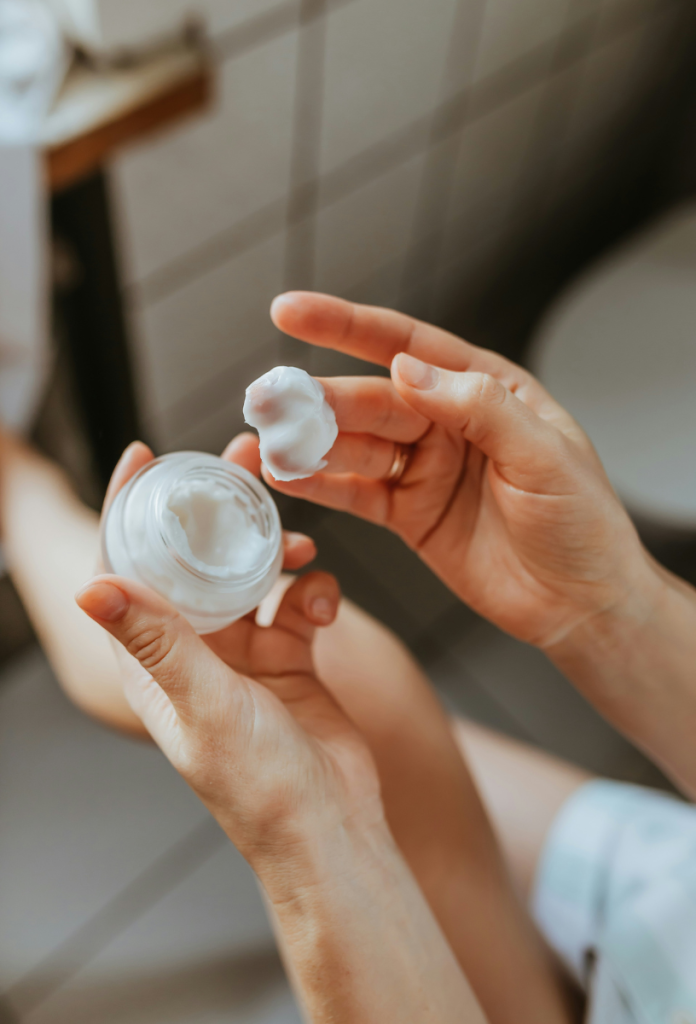 Nő bambuszkrém tégelyét fogja, másik kezén a krémmel