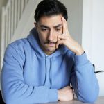 Rosszkedvű, magányos, merengő férfi