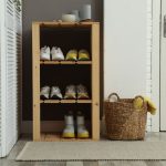 Előszoba cipőspolccal, fonott kosárral és szürke lábtörlővel