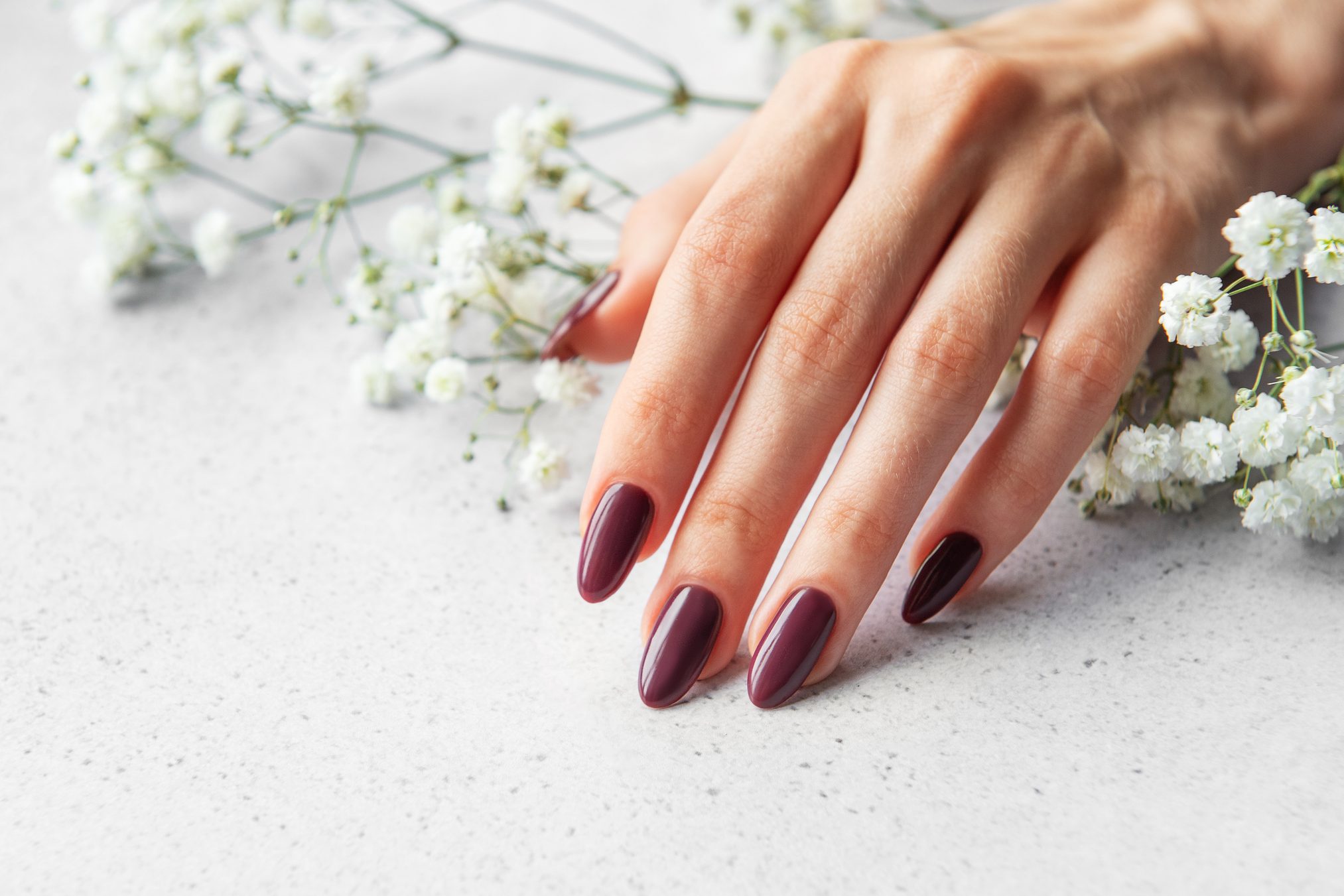 női köröm bordó manikűrrel