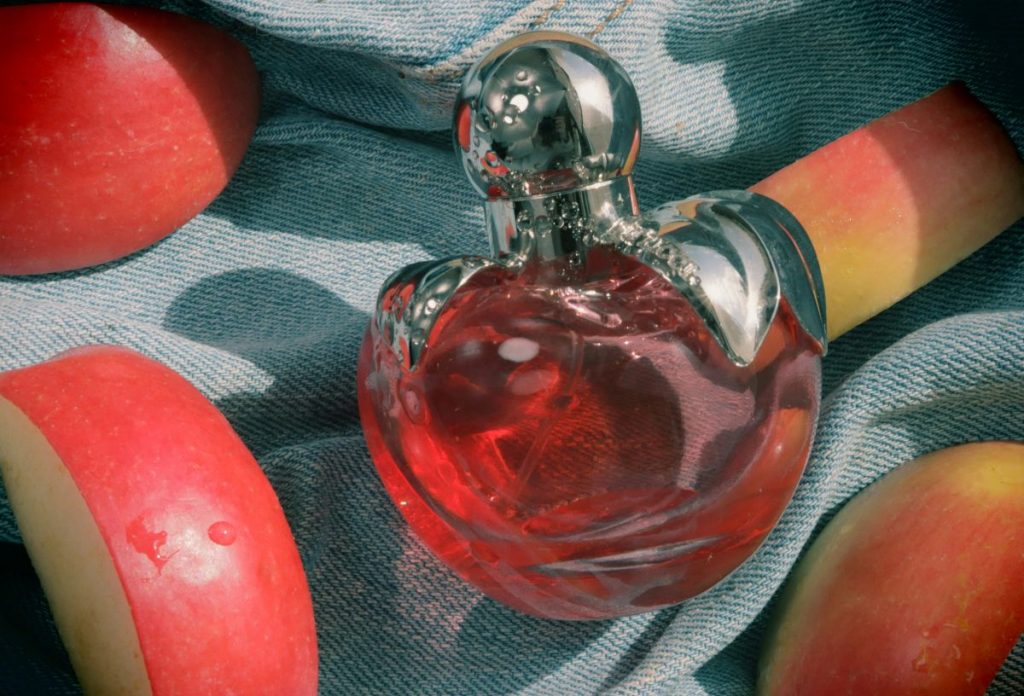 Almagerezdek piros, átlátszó parfüm körül 