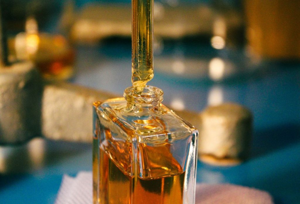 Egy csepp likőrös parfüm szögletes üvegben