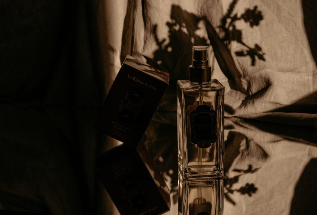 Sötét, misztikus parfüm vászon drapériára vetődő árnyékkal