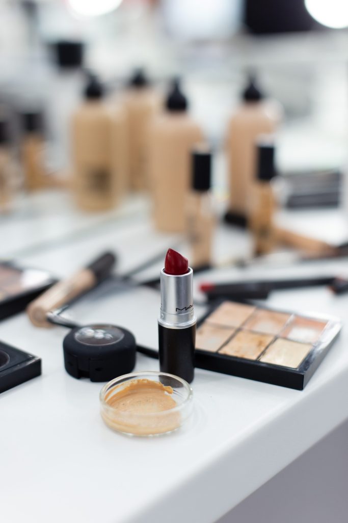 őszi sminkek és trendek, középpontban egy burgundi színű MAC rúzs