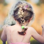 Kislány fonott copffal