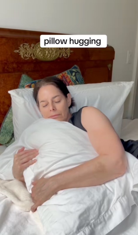 Párnaölelő: Szeretsz a párnádba kapaszkodva aludni? „Valamibe kapaszkodni megnyugtató lehet” – mondja Kissen erről az alvási pozícióról. „Ez egy módja lehet a stabilitás megteremtésének, amikor érzelmileg nyugtalannak érzed magad.”