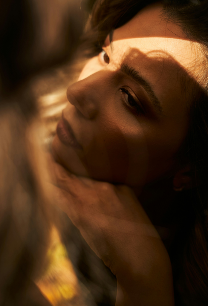 Művészi kép szép fiatal nőről