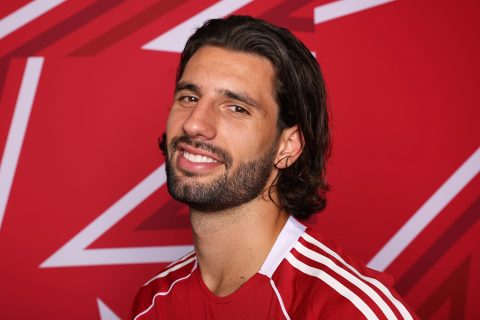 Szoboszlai Dominik, a Liverpool FC játékosa portréfotója a hivatalos UEFA Bajnokok Ligája 2025/26-os szezonbeli portréfotózásán