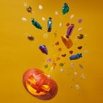 6. A szellemeknek szánták a csokikat: Halloweenkor ugyebár szokás a csokigyűjtés. Egyesek szerint a keltáktól származik, akik úgy hitték, hogy Samhain idején szellemek látogatják meg otthonaikat. Hogy megnyugtassák őket, ajándékot adtak nekik, például édességet. 6. A szellemeknek szánták a csokikat: Halloweenkor ugyebár szokás a csokigyűjtés. Egyesek szerint a keltáktól származik, akik úgy hitték, hogy Samhain idején szellemek látogatják meg otthonaikat. Hogy megnyugtassák őket, ajándékot adtak nekik, például édességet.