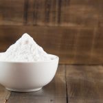 Szódabikarbóna fehér tálkában barna fa felületen