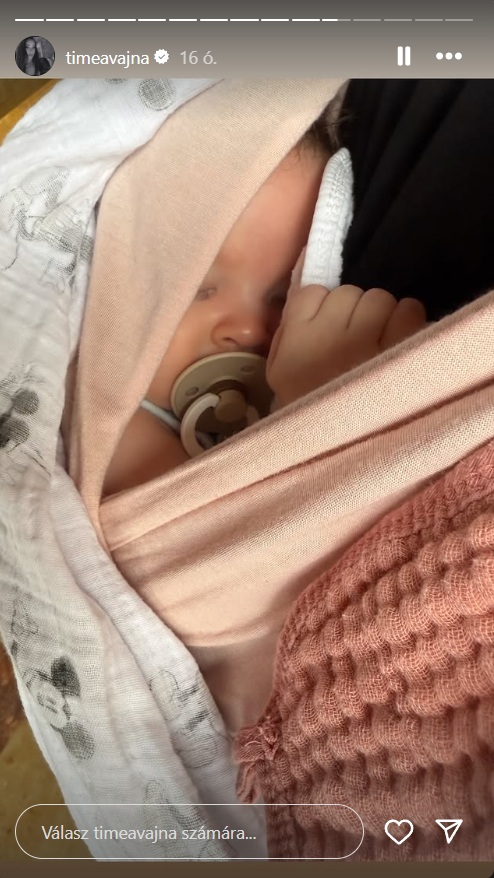 Vajna Tímea és kislánya