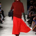 Modell vanity case kézitáskával vonul