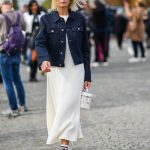 Modell vanity case kézitáskával vonul